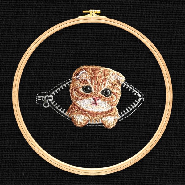 Рыжий котенок в кармашке с молнией миниатюрный реалистичный дизайн машинной вышивки