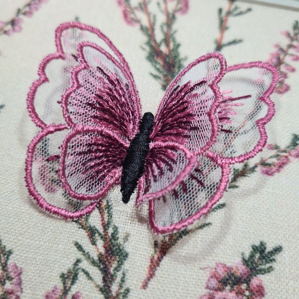 Объёмная бабочка с крыльями из органзы дизайн машинной вышивки
